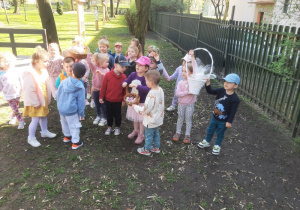 Dzieci podczas poszukiwań prezentów od Zajączka