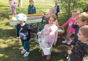Dzieci podczas poszukiwań prezentów od Zajączka