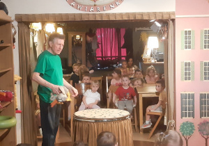 Dzieci podczas wycieczki do Baśniowej Kawiarenki