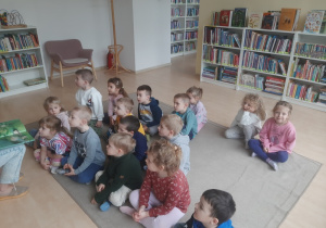 Dzieci podczas zajęć w Bibliotece Ferment