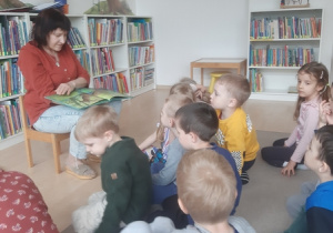 Dzieci podczas zajęć w Bibliotece Ferment