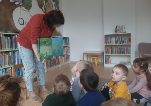 Dzieci podczas zajęć w Bibliotece Ferment