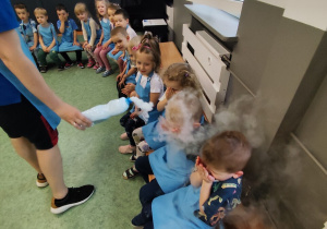 Dzieci podczas warsztatów kuchni molekularnej