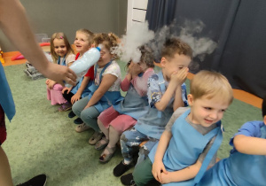 Dzieci podczas warsztatów kuchni molekularnej