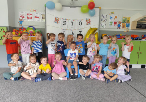 Dzieci podczas zdjęcia grupowego.