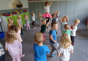 dzieci wykonują ćwiczenia taneczne