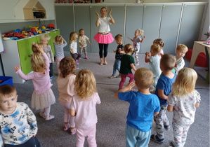 tygryski tańczą w rytm muzyki