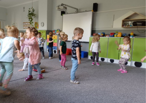 tygryski tańczą przy muzyce