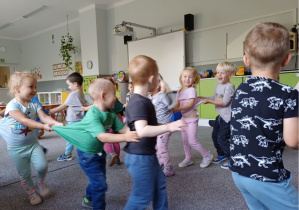 dzieci maszerują w pociągu