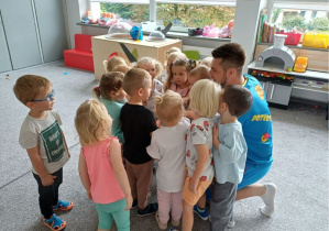dzieci dotykają piłkę