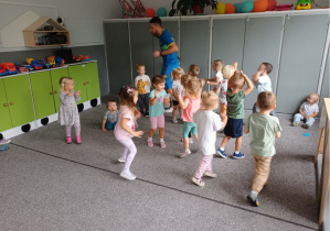 tygryski maszerują w rytmie