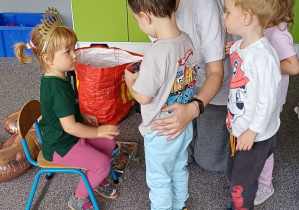 dzieci składają życzenia