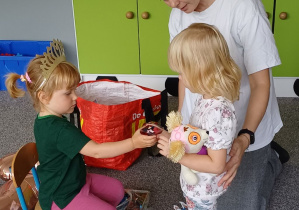 dziewczynka otrzymuje poczęstunek