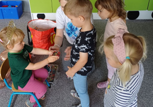 chłopiec otrzymuje galaretkę