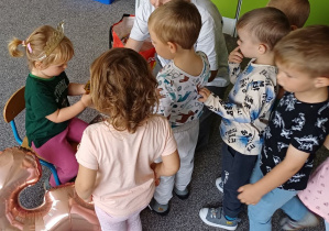 dzieci składają życzenia