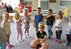 dzieci śpiewają piosenkę