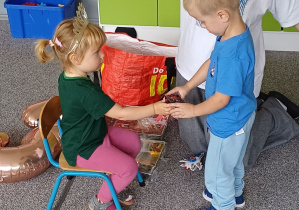 chłopiec składa życzenia