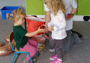 dziewczynka częstuje słodkością