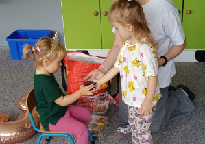 dziewczynka składa życzenia