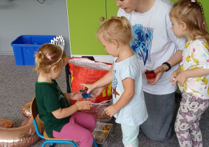 dzieci otrzymują poczęstunek