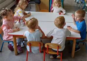 dzieci jedzą urodzinową galaretkę