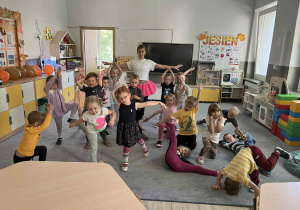 Dzieci na dywanie pozujący w tanecznych pozach
