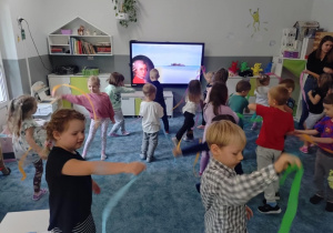 Dzieci podczas zabawy ze wstążkami.