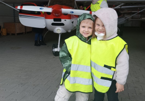 Dzieci podczas wycieczki na lotnisko