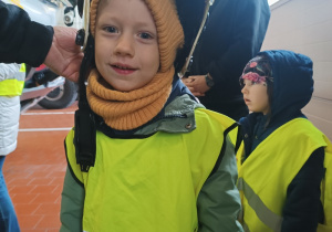 Dziewczynka przymierzająca hełm strażacki