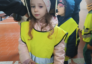 Dziewczynka przymierzająca hełm strażacki