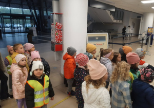Dzieci podczas wycieczki na lotnisku