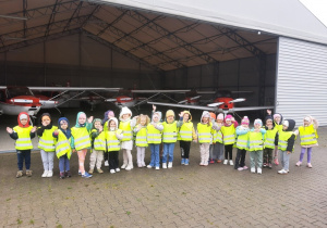 Dzieci podczas wycieczki na lotnisku