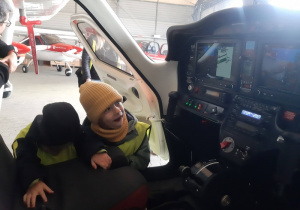 Dzieci oglądające wnętrze samolotu