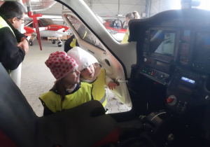 Dzieci oglądające wnętrze samolotu