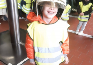 Chłopiec w hełmie strażackim