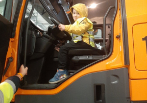 Chłopiec siedzący w aucie porządkowym na lotnisku