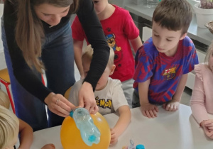 Dzieci podczas zajęć o emocjach