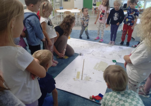 Dzieci podczas zajęć o lotnisku