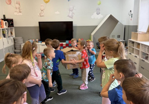 Dzień Kuriera - zabawa w przekazywanie paczek