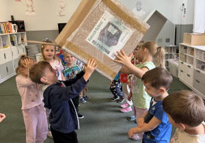 Dzień Kuriera - zabawa w przekazywanie paczek