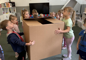 Dzień Kuriera - zabawa w przekazywanie paczek