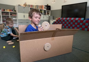 kreatywne zabawy z pudełkami tekturowymi