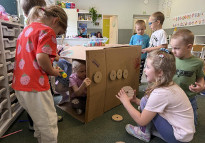 kreatywne zabawy z pudełkami tekturowymi