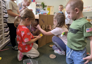 kreatywne zabawy z pudełkami tekturowymi