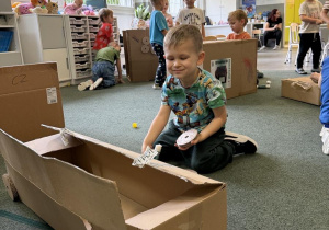 kreatywne zabawy z pudełkami tekturowymi