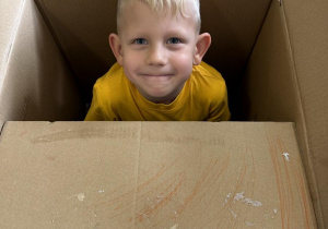 kreatywne zabawy z pudełkami tekturowymi