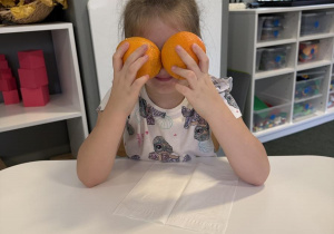 Dzień owoców i warzyw- dzieci poznają różne owoce i warzywa