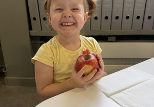 Dzień owoców i warzyw- dzieci poznają różne owoce i warzywa