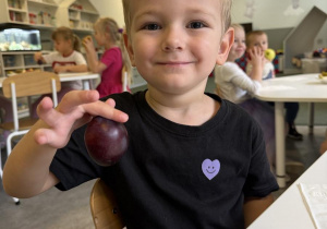 Dzień owoców i warzyw- dzieci poznają różne owoce i warzywa