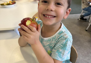 Dzień owoców i warzyw- dzieci poznają różne owoce i warzywa